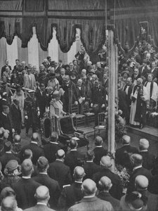 H.M. Kungen lägger grundstenen till Lloyds nya byggnad 23 maj 1925, 1928 av Unbekannt