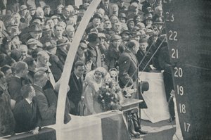HKH hertiginnan av York med hertigen av York, lanserar Strathmore den 4 april 1935, 1936 av Unbekannt