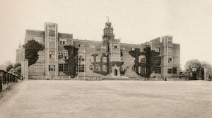 Hatfield House - North Front, c1500-talet, 1904 av Unbekannt
