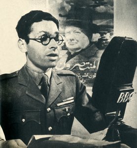 Han läser nyheterna på marockansk arabiska. Medlem av den stridande franska armén, 1942. av Unbekannt