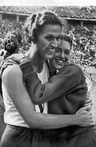 Helen Stephens och Alice Arden, amerikanska idrottare, Olympiska spelen i Berlin, 1936 av Unbekannt