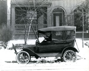 Hermann von Schrenk in a 1916 Ford in front of his house at 4139 McPherson, St. Louis, Mo av Unbekannt