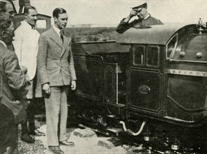 Hans Majestät inspekterar miniatyrjärnvägen i New Romney, Kent, 1926, 1937. av Unbekannt