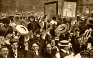 Hoch the Kaiser!: hejande folkmassor på gatorna, Berlin, Tyskland, 4 augusti 1914, 1933. av Unbekannt