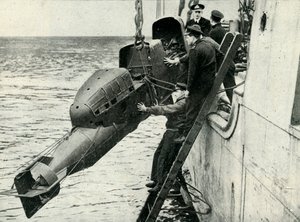 Att hissa en stridsbemannad torped ombord på ett fartyg, andra världskriget, 1945. av Unbekannt