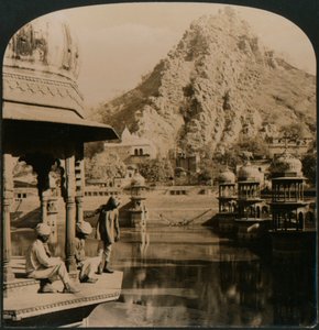Holy Tank of Alwar, omgiven av palats och helgedomar, en scen av överlägsen skönhet, Indien, 1907 av Unbekannt