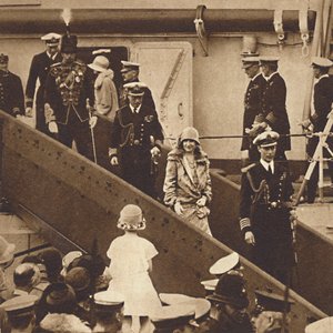 Hemma igen - Hertigen och hertiginnan landar i Portsmouth 27 juni 1927, 1937 av Unbekannt