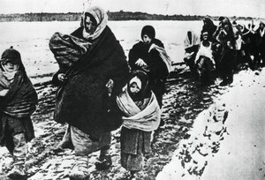 Hemlösa flyktingkvinnor och barn, Ryssland, 1941 av Unbekannt