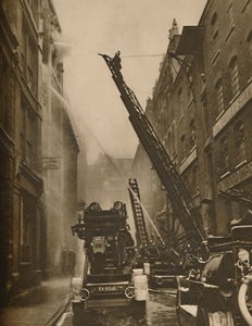 Hur Londons brandkår kommer till grepp med sin fiende, c1935. av Unbekannt