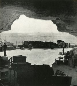 Stora bombsäkra butiker och reparationsverkstäder gjordes från grottorna, c1942-1943, 1945. av Unbekannt
