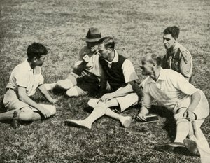 I Camp at Southwold, Suffolk: A Friendly Chat, 1937. av Unbekannt