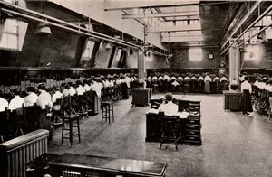 I en stor telefonväxel, c1916 av Unbekannt