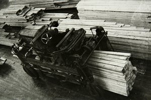 I en träbearbetningsfabrik, Ryssland, 1950-talet av Unbekannt