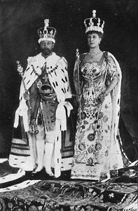 Våren 1910 dog kung Edward VII, i mars 1911 kröntes kung George V, 1911, 1945 av Unbekannt