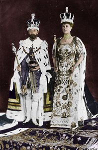 Våren 1910 dog kung Edward VII, i mars 1911 kröntes kung George V, 1911, 1945 av Unbekannt