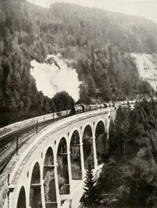 I Semmeringdalen, Österrike. Ett bra tåg som korsar den krökta Gamperl-viadukten, 1935-36. av Unbekannt