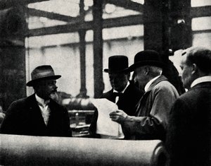 Inspekterar en vapenfabrik, c1917, 1945. av Unbekannt