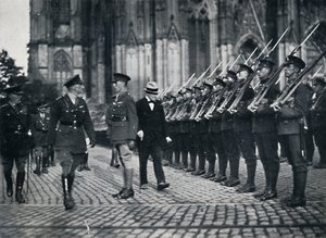 Inspektion av trupper vid foten av Kölnerdomen, 1919, 1945 av Unbekannt