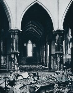 Tempelkyrkans interiör efter branden, 1941 av Unbekannt