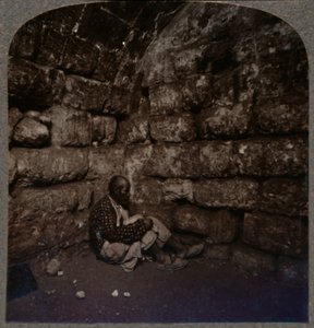 Interiör av Lazarus grav, c1900 av Unbekannt