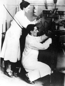 Irene Joliot-Curie och Frederic Joliot, franska fysiker, ca 1935 av Unbekannt