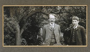 J J Thomson med sin son George, c 1909 av Unbekannt
