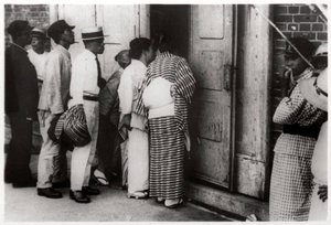 Japansk folkmassa som tittar in i Zeppelinhangaren, Kasumigaura, Japan, 1929 1933 av Unbekannt