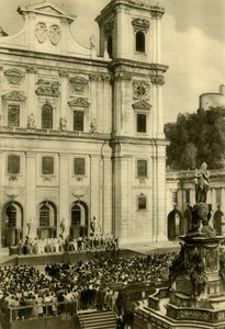 Alla uppträdde framför Salzburgs katedral, Salzburg, Österrike, c1935. av Unbekannt