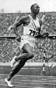 Jesse Owens i slutet av 100 m vid de olympiska spelen i Berlin 1936 av Unbekannt
