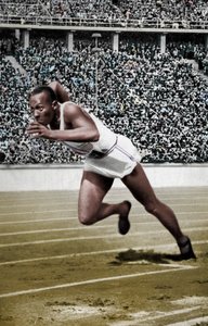 Jesse Owens i början av 200 meter vid de olympiska spelen i Berlin 1936 av Unbekannt