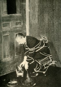 John Nevil Maskelyne utför en andekabinettillusion, c1910. av Unbekannt
