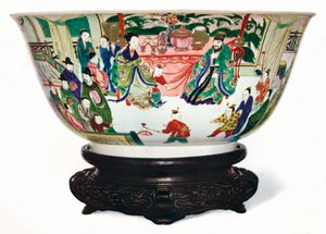 Kangxi Period Famille Verte skål med en scen av det kejserliga hovet, kinesiska, c1705 av Unbekannt
