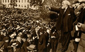 Keir Hardie håller ett tal på Trafalgar Square, London, den 2 augusti 1914, 1933. av Unbekannt