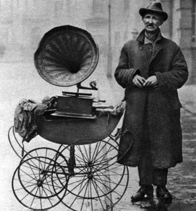 Grammofonspelare, Holborn, London, 1926-1927 av Unbekannt