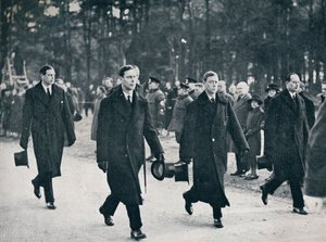 Kung Edward VIII och hans tre bröder följer vapenvagnen 1936 av Unbekannt