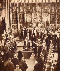 Kung Edward VIII stänker jord på sin fars kista, 1936. av Unbekannt