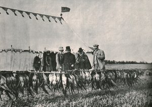 Kung Edward VII inspekterar väskan på Sherborne Estate, 1902, 1910. av Unbekannt