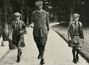 Kung George VI och ex-kungen Edward VIII med Mr. Hansel deras lärare, 1911, 1937. av Unbekannt