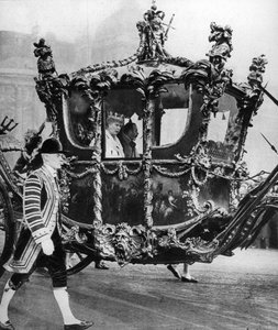 Kung George V och drottning Mary på väg till parlamentets invigning, c1930-talet av Unbekannt