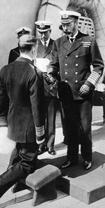 Kung George V riddar viceamiral Pakenham ombord på HMS Princess Royal, c1930-talet av Unbekannt