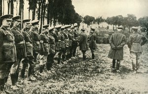 Kung George V besöker allierade styrkor vid frontlinjen, första världskriget, 1915, c1920. av Unbekannt