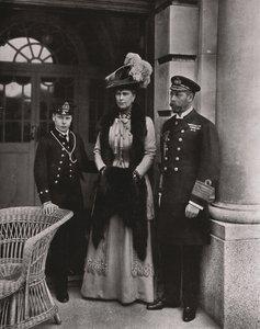 Kung George och drottning Mary med sin son prins Edward, maj 1910. av Unbekannt