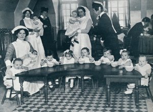 Kingsway Hall Creche för barn med fäder i kriget och mödrar som arbetar, 1914 av Unbekannt