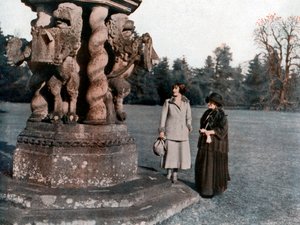 Lady Elizabeth Bowes-Lyon och grevinnan av Strathmore, Glamis Castle, Skottland, 1923 av Unbekannt