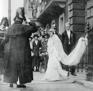 Lady Elizabeth Bowes-Lyon på väg att gifta sig i Westminster Abbey, 26 april 1923, 1937 av Unbekannt