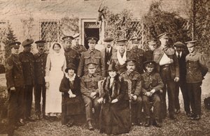 Lady Elizabeth med grevinnan av Strathmore och konvalescenta sårade soldater, 1916 av Unbekannt