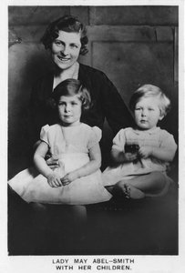 Lady May Abel-Smith med sina barn, 1937 av Unbekannt