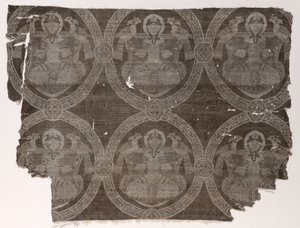 Lampasfragment med sittande prins som håller falkar i kufiska medaljonger, 1654-1955. av Unbekannt