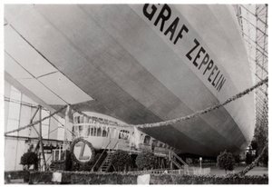 Lanseringsceremoni för Zeppelin LZ127 Graf Zeppelin, Friedrichshafen, Tyskland, 9 juli 1928 1933 av Unbekannt