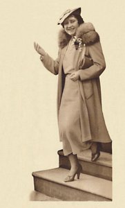 Lämnar nr 3 Belgrave Square, för dopet av prinsessan Alexandra 9 februari 1937 av Unbekannt